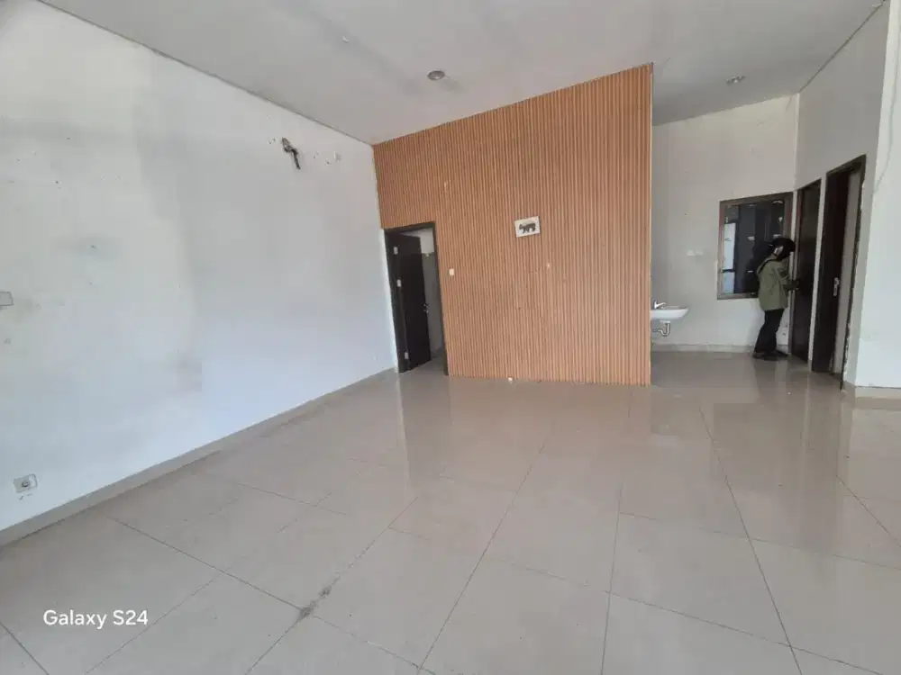 Disewakan ruko murah bagus pinggir jalan lokasi strategis 2 lantai di Savoy Jakarta Garden City Jakarta Timur siap pakai & siap usaha minimalis modern