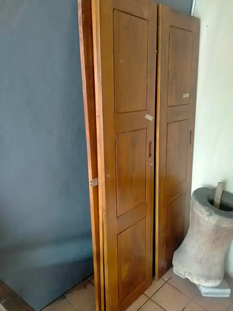 Di jual daun pintu bekas lemari sliding.