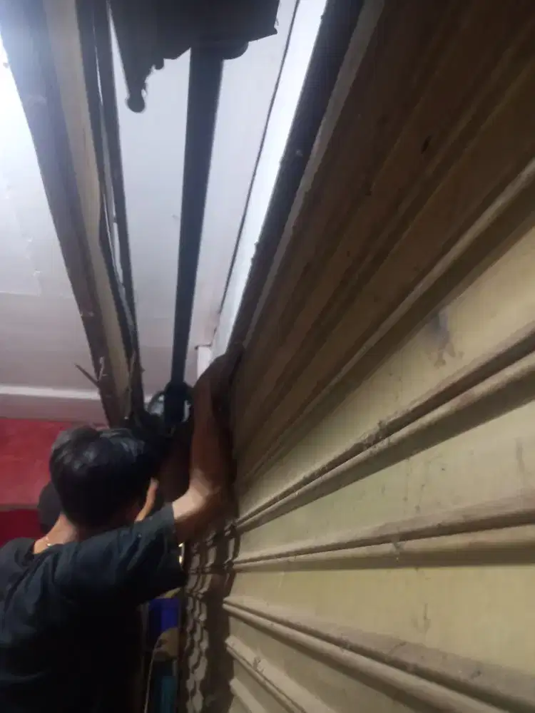 Tukang reparasi service pintu rolling door dan folding gate murah