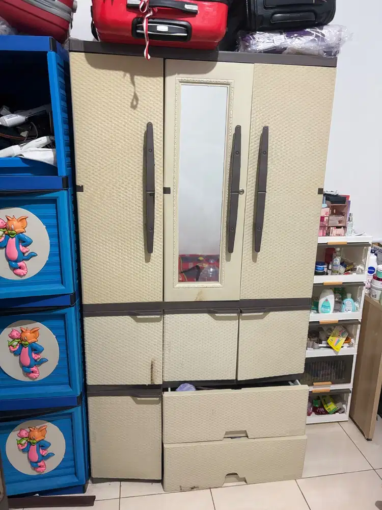 Lemari pakaian 3 pintu