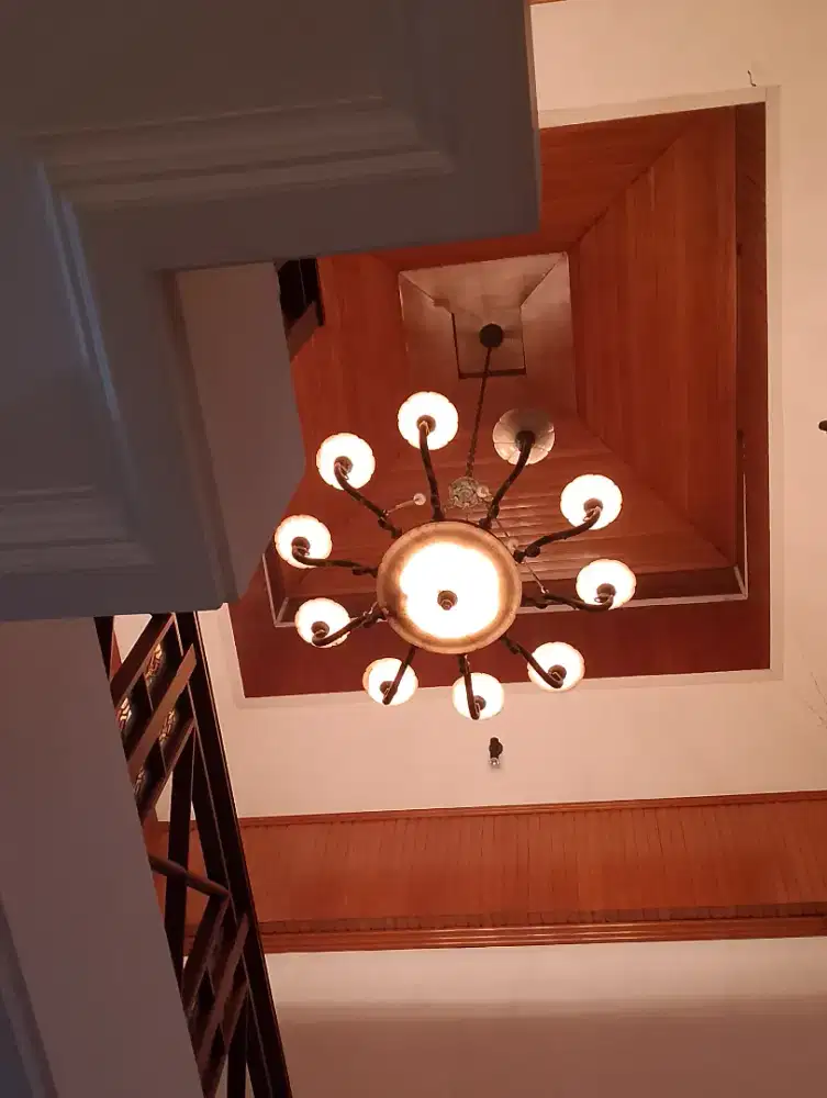 Lampu Gantung Besar