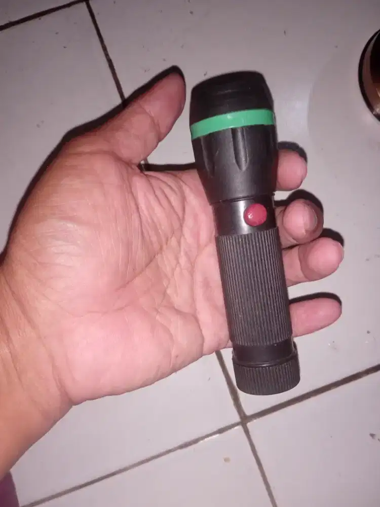 Senter hitam pakai baterai