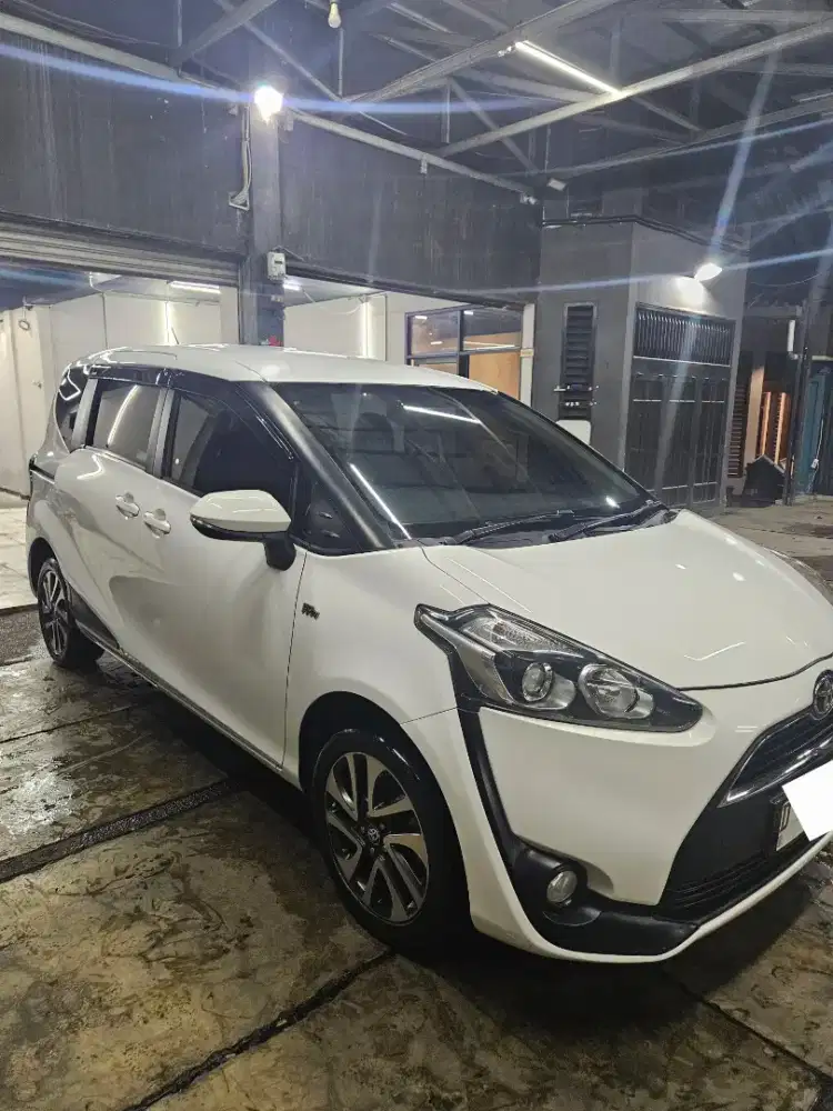 TOYOTA SIENTA 1.5 V AT PUTIH