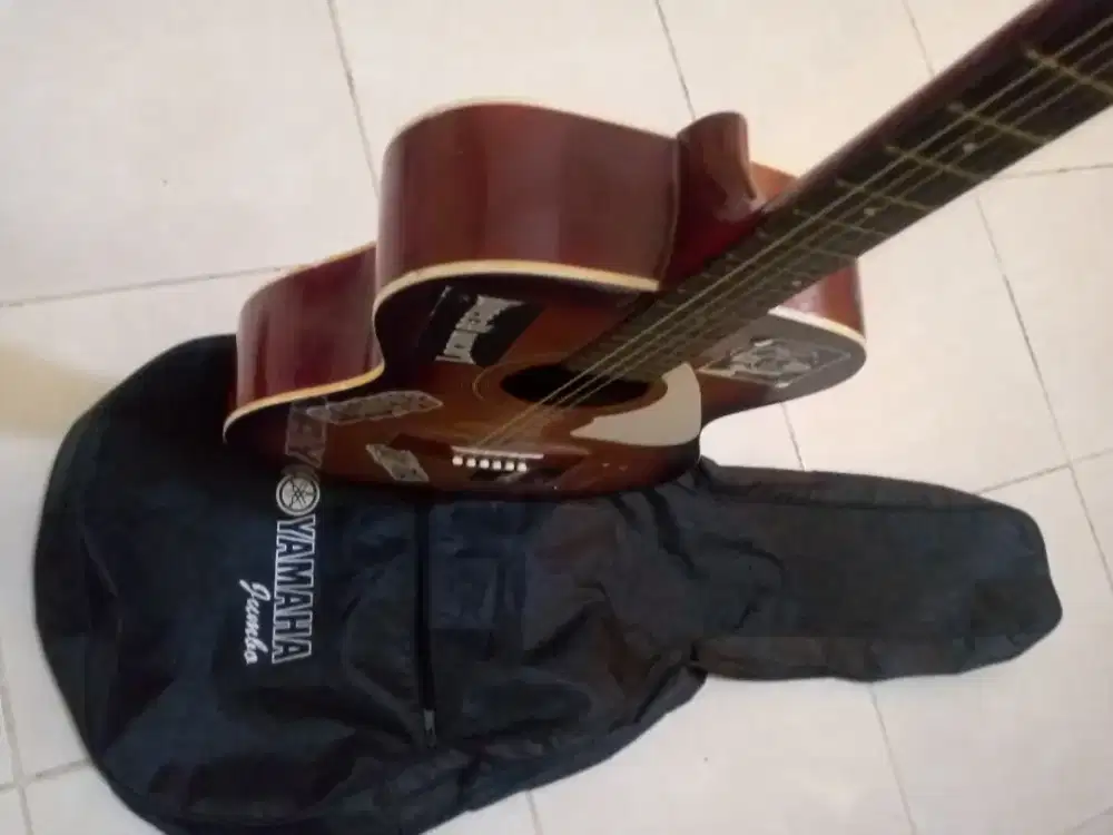 Gitar , tas sma capo nya ambil semua nett