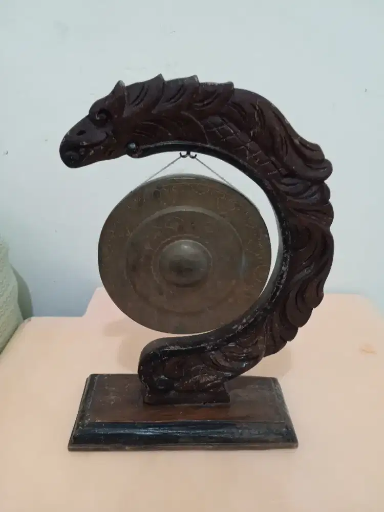 Miniatur gong cantuk kuningan dengan gayor berbetuk naga