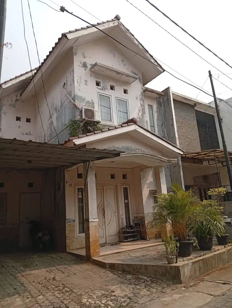 Di jual rumah di lokasi yang sangat strategis di daerah Cirendeu