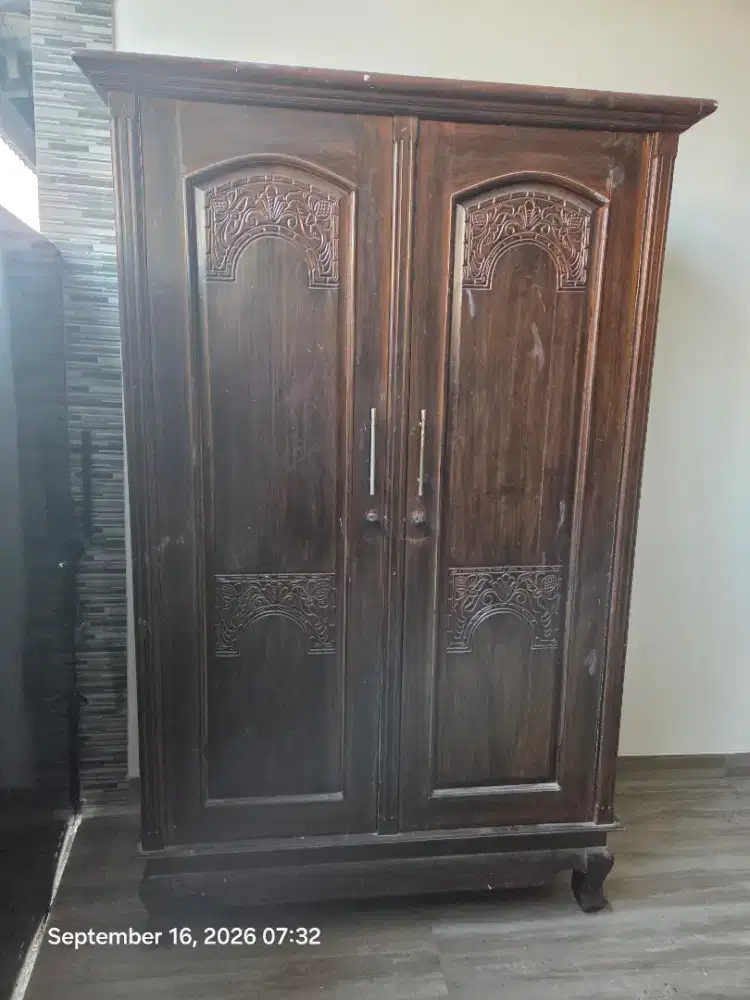 Lemari kayu bekas