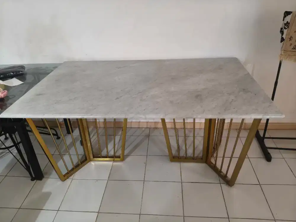Meja Makan Marmer