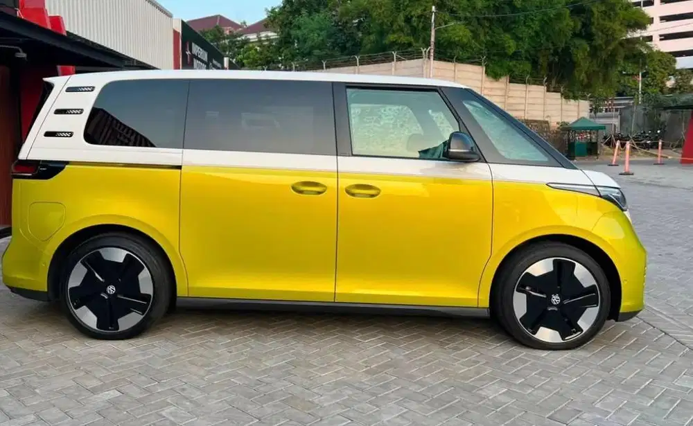 Vw id buzz 2025 km 23 rb murah
