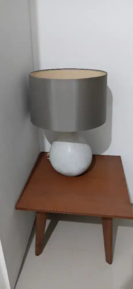 Meja dan lampu hias klasik