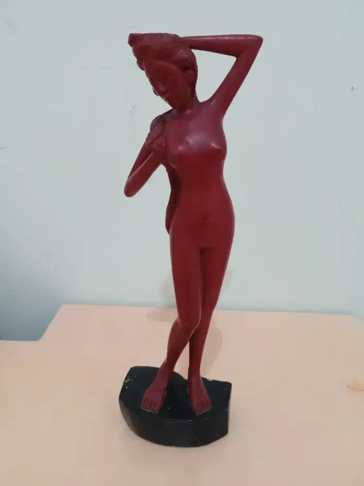 Patung dekoratif siluet wanita