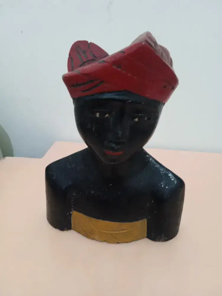 Patung dada ukuran kayu bergaya bali tradisional