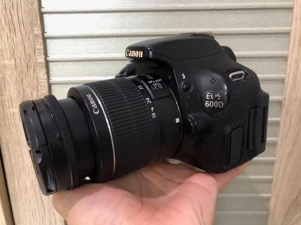 Canon 600D Lensa 18-55mm III