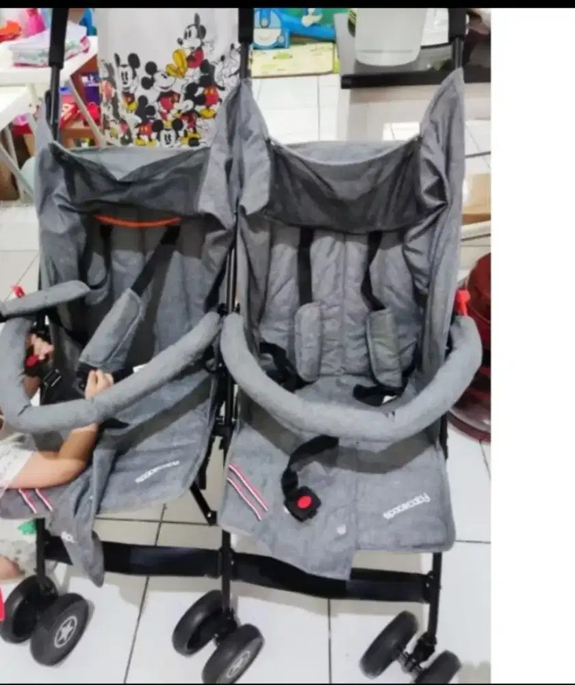 Stroller bayi kembar