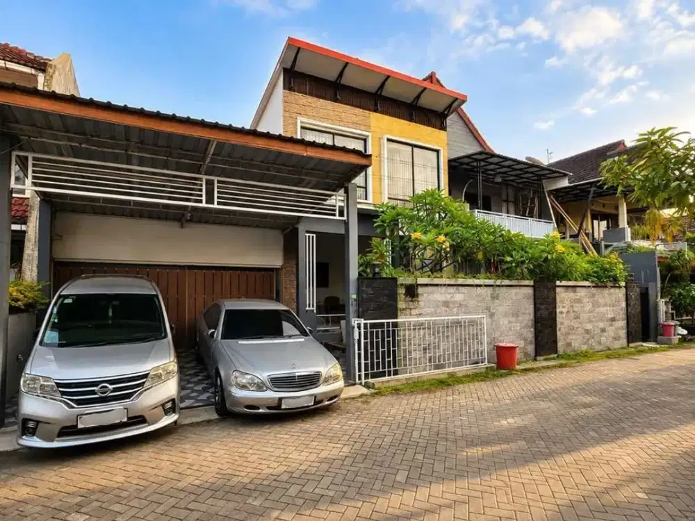 Dijual Rumah 2 Lantai dalam perumahan dan berlokasi strategis dkt JCM