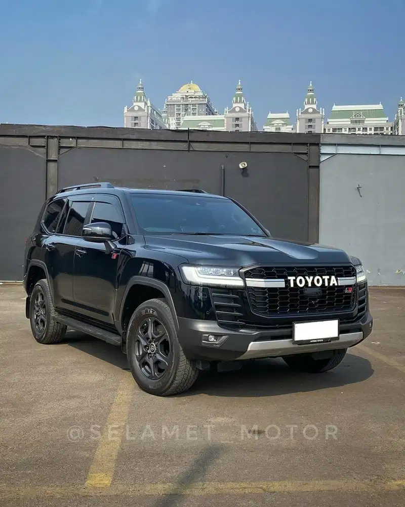 LANDCRUISE 300 GR-S 4x4 AT TSS 2023 LOW KM
