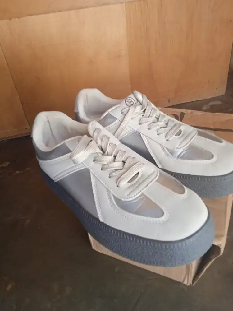 Sepatu BOSTANTEN
