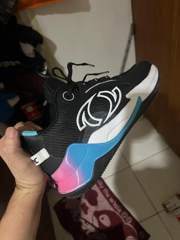 Sepatu Basket Bekas Sekali Pakai Mulus