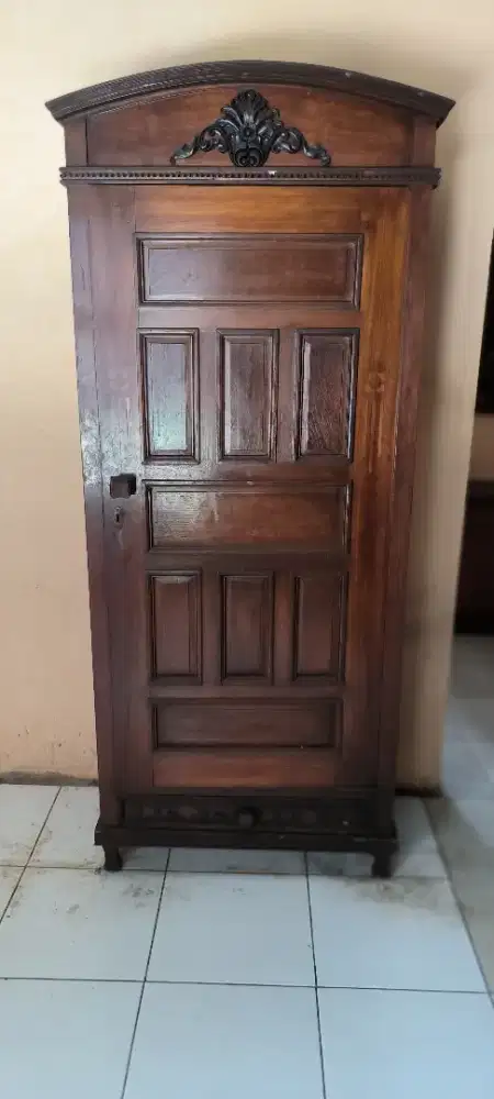 Lemari Jati Kolonial