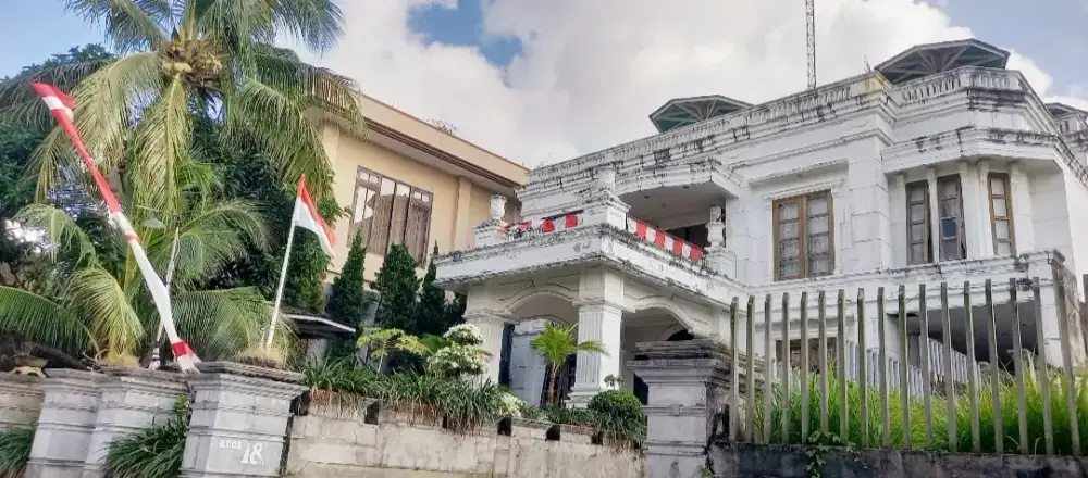 DIJUAL: Rumah Tinggal Megah di Kompleks Eksklusif tenang dan aman.
