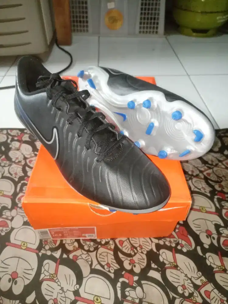 Sepatu bola size 42 ½
