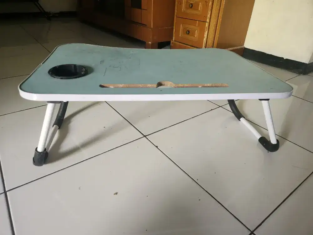 Meja lesehan lipat