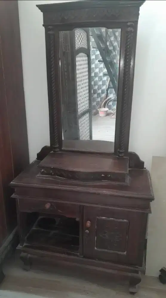 Meja rias kayu bekas