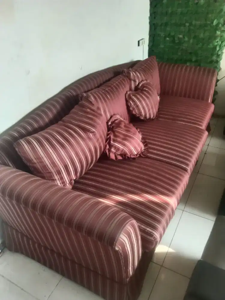 SOFA MERAH EMPUK