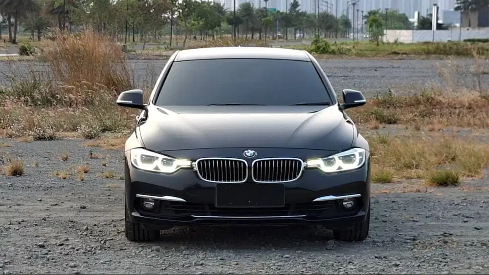 BMW 320i 2.0 Luxury 2018 LOW km 26 rb service record resmi