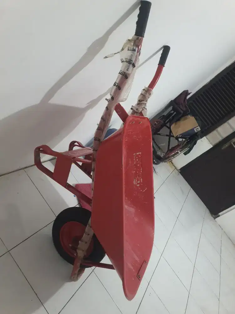 Troli barang bekas