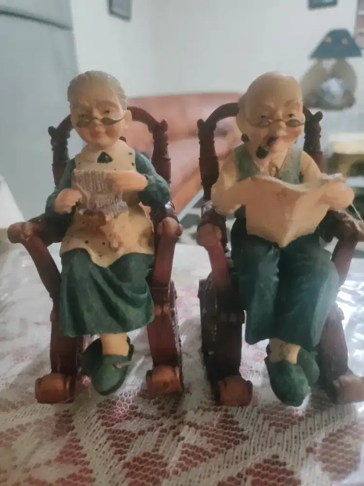 Sepasang patung nenek kake jadul,bahan bagus