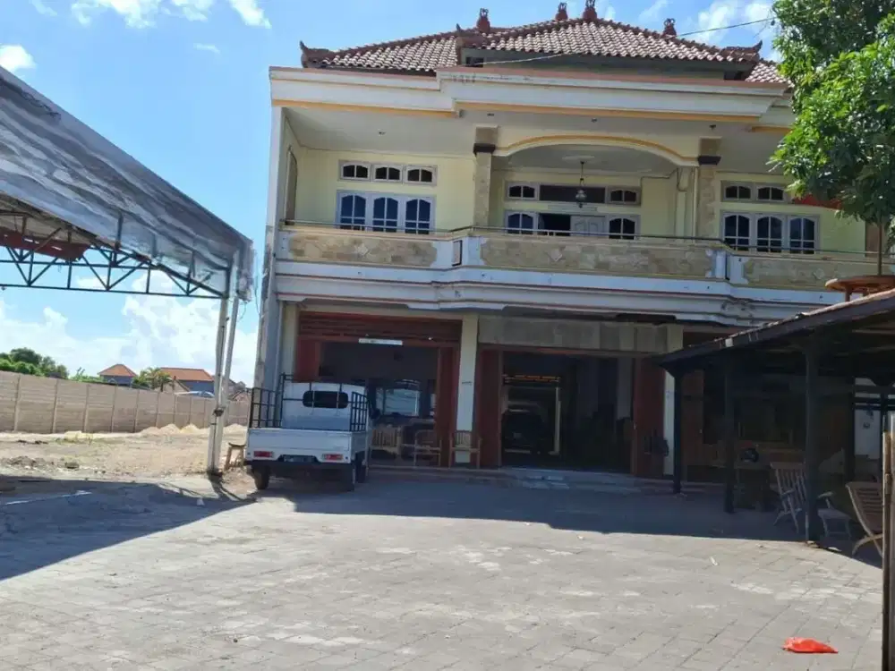 Tempat Usaha 3 Lantai dengan Parkir Luas Disewakan di Bypass Kuta