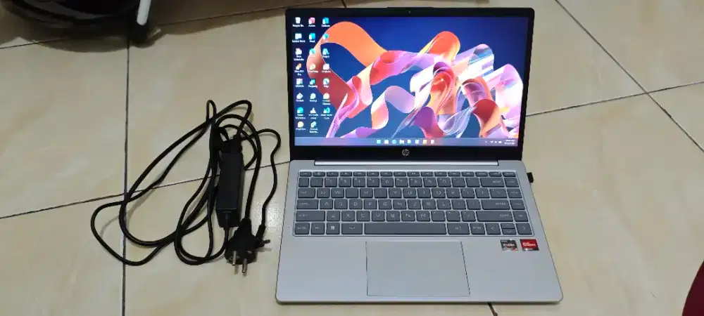 Laptop HP Silver (Ryzen 3 Gen 7 / 8GB / 512GB SSD / FHD Backlit)