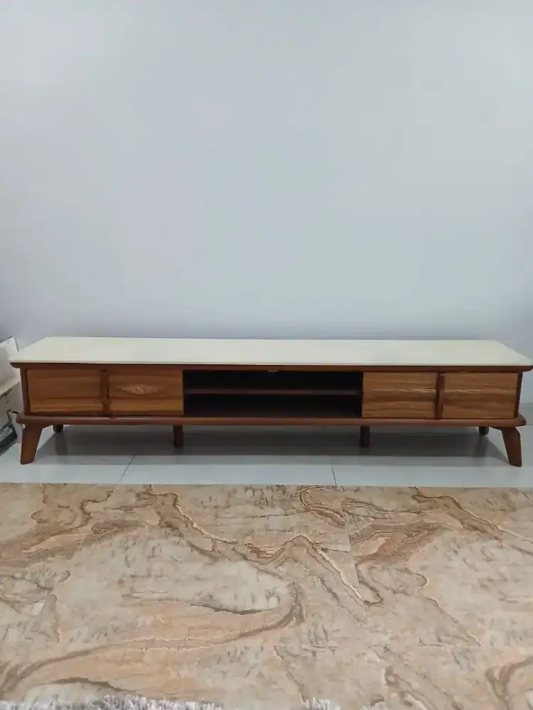 Meja rak TV serba guna