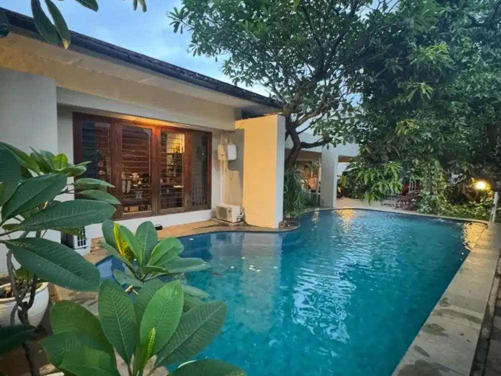 DIJUAL RUMAH CANTIK 1 LANTAI DENGAN SWIMMING POOL FULLY RENOVATED DI LOKASI TERBAIK DI CIPETE JAKARTA SELATAN