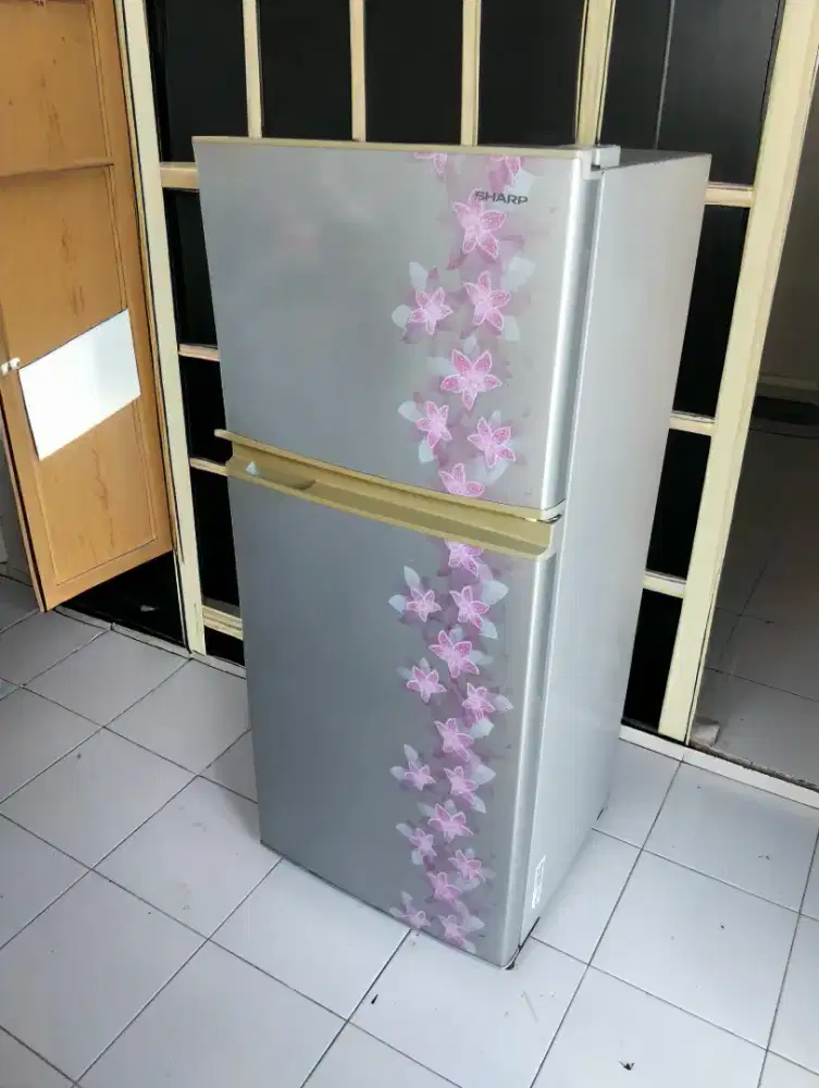 Di jual kulkas 2 Pintu merek sharp.