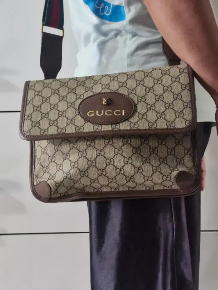 Jackpot tas selempang gucci monogram ada 3 ruang muat banyak. Mulus