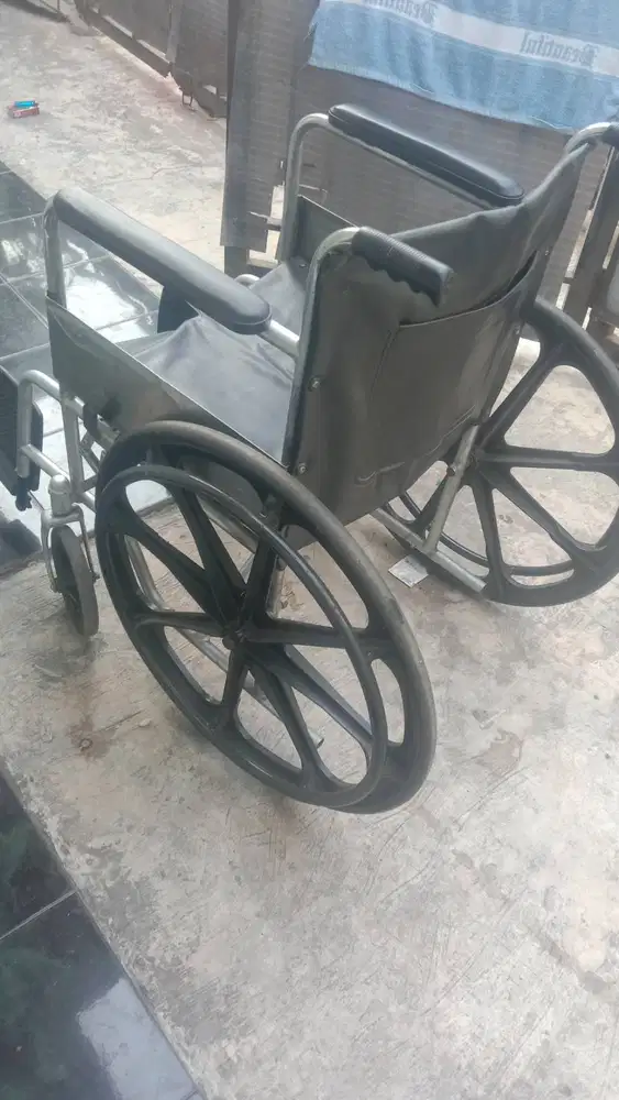 Kursi roda lipat dorong