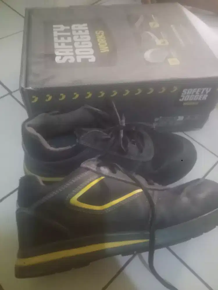 Sepatu safety Jogger