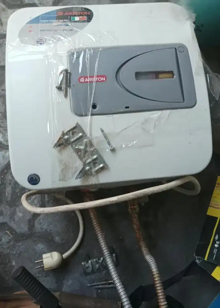 Water Heater Ariston kapasitas 15 liter