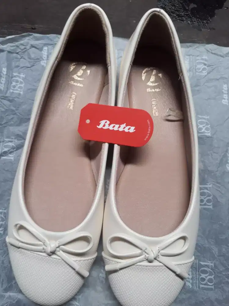 Sepatu sendal merek Bata Barang Qmall.info baca di bawa