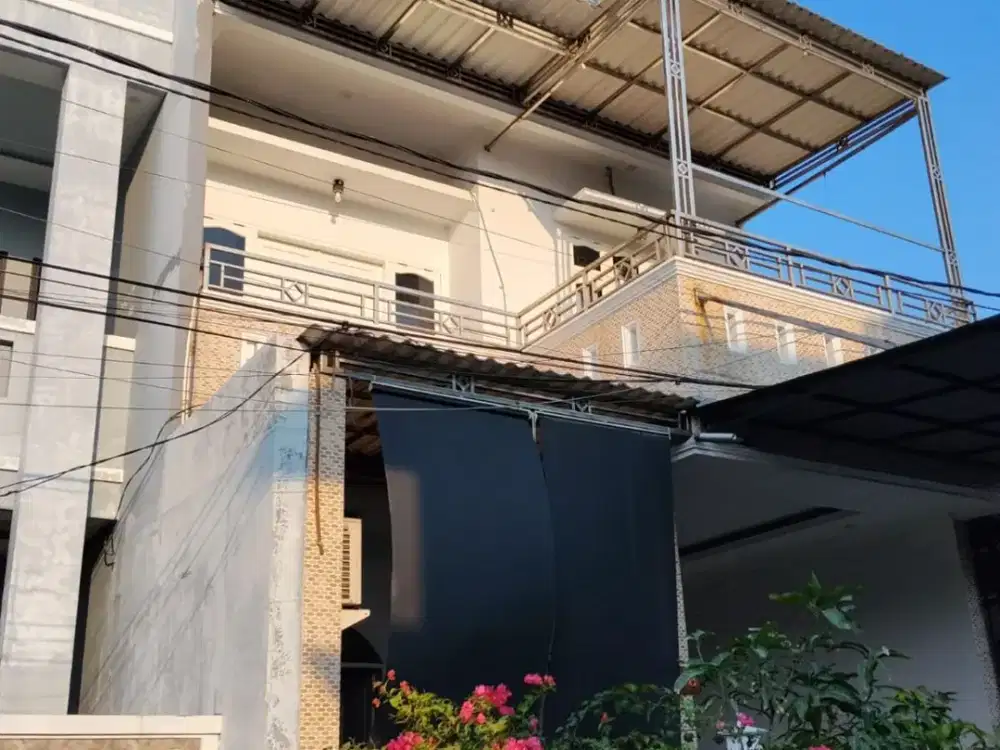DIJUAL Rumah 3 Lantai yang Luas dan Besar dengan Lokasi yang Strategis di Boulevard Hijau, Harapan Indah