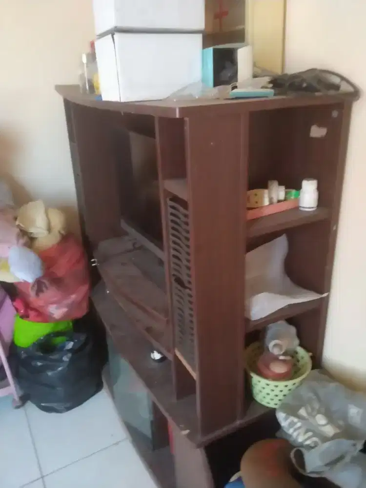 Tv merk Toshiba 32 in kondisi mati + rak tv nya