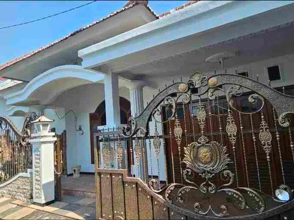 rumah bagus 2 lt di saxofone dekat candi panggung suhat, dekat kampus UB Brawijaya, polinema dan unmuh. Kondisi bagus siap huni dekat musholla