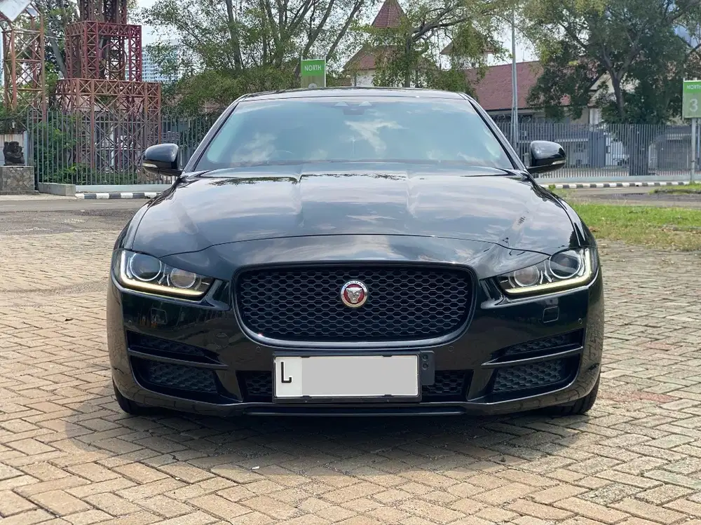 JAGUAR XE AT HITAM 2016