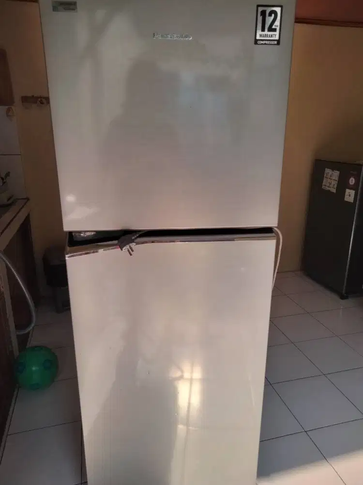 Dijual cepat kulkas 2 pintu Panasonic NR-BB211QS