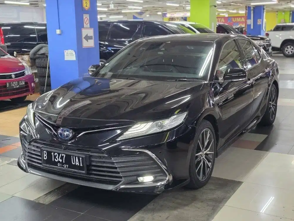 Toyota Camry V Hybrid 2021 hitam