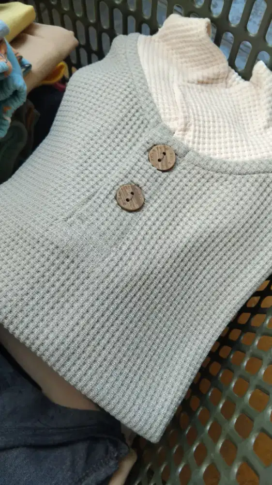 Baju bekas anak perempuan