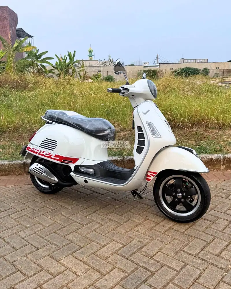 JUAL MURAH VESPA GTS 150 3V 2015 MULUS