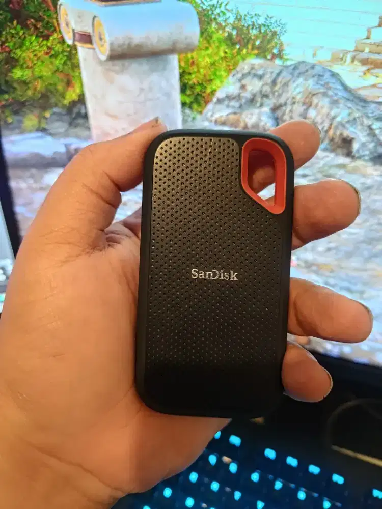 SanDisk Extreme Portable SSD V2 (E61) - 1TB Up to 1050 MB/s